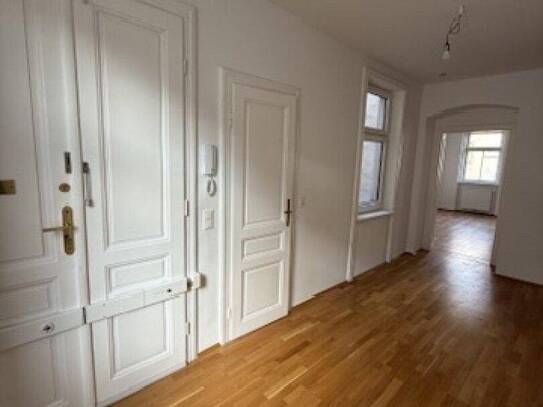 Komplette Ruhe beim Vorgartenmarkt - Sanierte 3 Zimmer-Altbauwohnung mit BALKON - Optional! perfekter Grundriss!