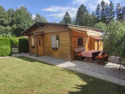 Gemütliche Ferienhütte mit Garten auf Campingplatz in Aflenz