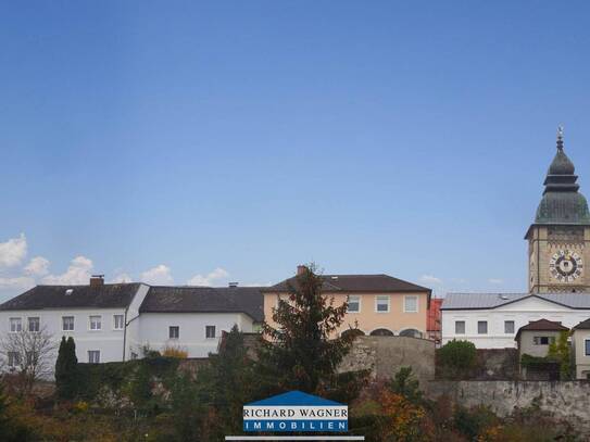 Großzügiges Stadtplatzhaus in Enns mit weiter Aussicht und eigenem Hauseingang für Büro oder Praxis