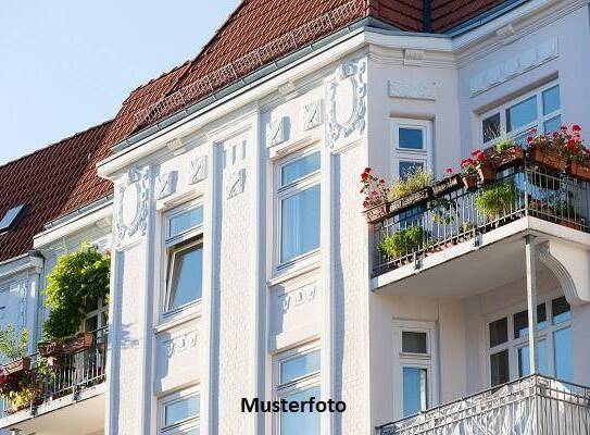 Mehrfamilienhaus mit Garage und Gartenhütten