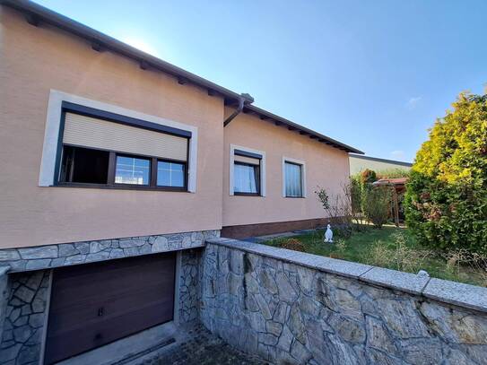 Sollenau: Schöner Bungalow mit Garage und Carport in toller Lage