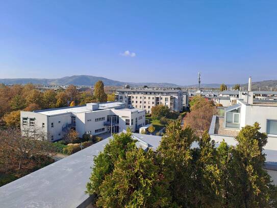 MÖBLIERTE & WG-GEEIGNETE DACHGESCHOSSWOHNUNG MIT TERRASSE, HERRLICHEM FERNBLICK & TIEFGARAGENSTELLPLATZ