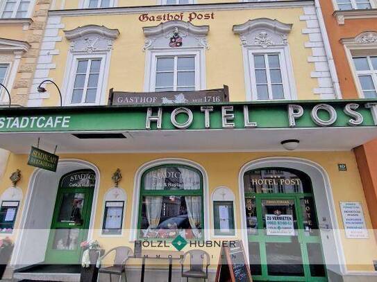 Café mit Gastgarten am Stadtplatz