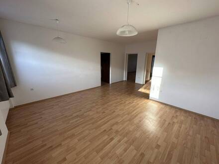 große Wohnung im 1. Stock am Hauptplatz zu vermieten