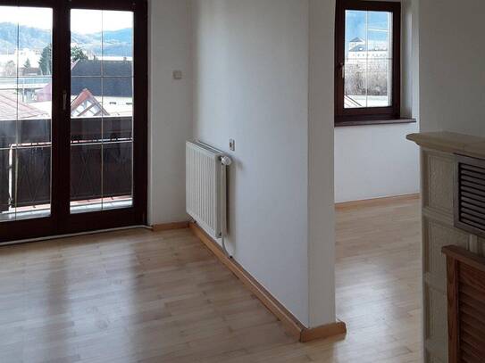 Eine 3 Zimmer -Wohnung ca. 90 m²,und ca. 11m² Balkon, ca. 40 m² Gärtchen und 1 PKW-Stellplatz.