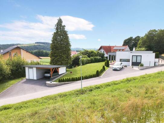 Nähe Söchau: Modernes Wohnhaus mit kleinem Nebengebäude in schöner, erhöhter Lage