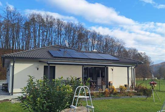 Modernes, 2 Jahre altes Einfamilienhaus - Bungalow mit Carport und Garten