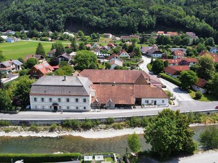 Historischer Vierkanthof mit einem Gastrolokal, Apartments, Mietwohnungen und großem Entwicklungspotential