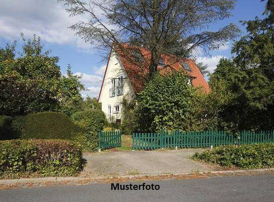 Ehemalige Hofstelle mit Stall, Maschinenhalle und Garage