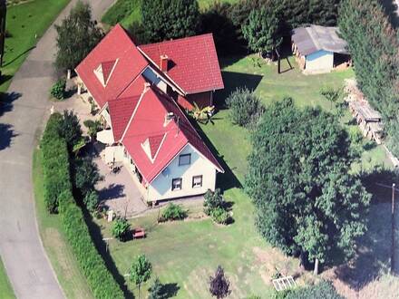Einfamilienhaus mit Garage und großem Garten