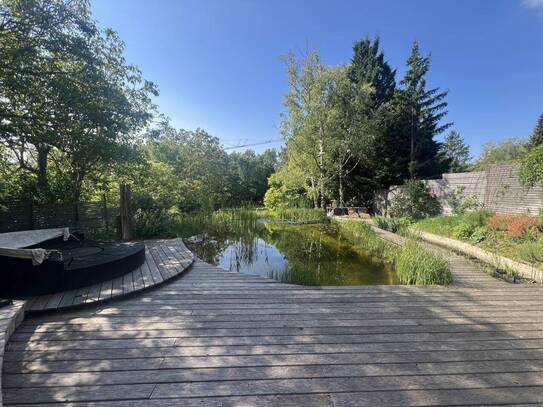 Schönes Einfamilienhaus mit 2 Wohneinheiten, traumhaftem Garten mit Schwimmbiotop und tollem Blick zur Burg Liechtenste…