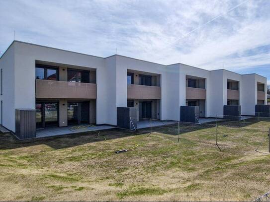 ERSTBEZUG: Modernes Reihenhaus mit Loggia und Garten