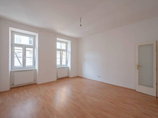 ++Q16++ 2-room flat in an historic building in a good location