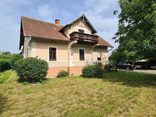 Stilvolles Wohnhaus mit sonnigem Umgrund samt Carport und Holzhütte