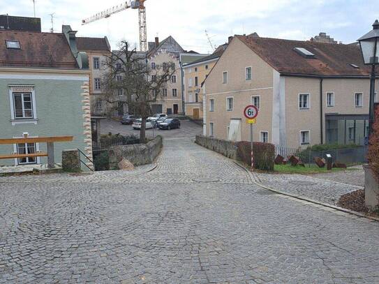 Braunau am Inn: Verkauft werden 2 Etagen eines Altstadthauses, Nutzung Wohnung oder Büro möglich!