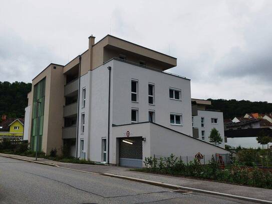 Neuwertige Eigentumswohnung mit Balkon, Lift und Parkgaragenplatz