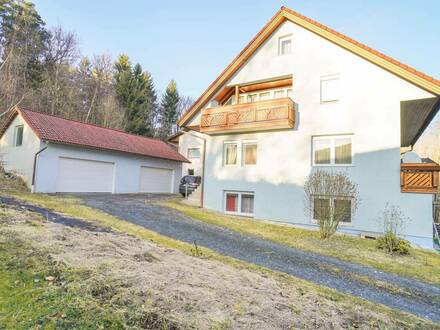 Jennersdorfer Stadtrand: Schöner Hausanteil mit großer Garage und 600 m² Garten