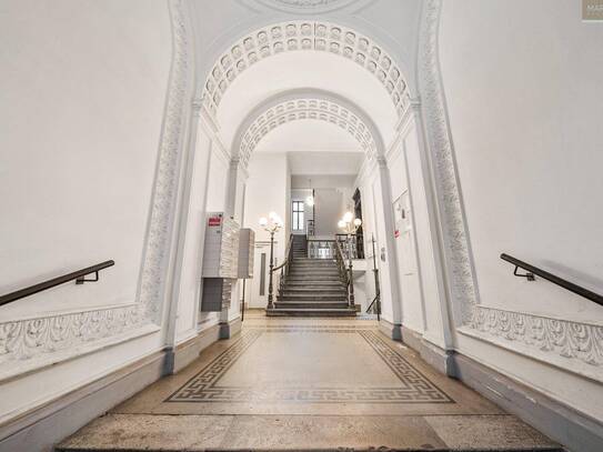 Großzügige 5-Zimmer-Altbauwohnung nahe Schottentor - Sanierungsbedürftig