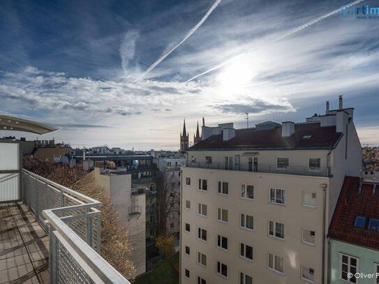 RENOVIERUNGSBEDÜRFTIGE 2 ZIMMER DACHGESCHOSSWOHNUNG MIT GROSSER TERRASSE UND SCHÖNEM AUSBLICK