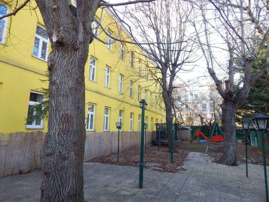 Helle und ruhige Dachgeschosswohnung im Innenhof