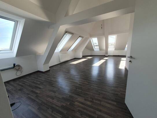 Großzügige Wohnung im ausgebauten Dachgeschoss eines ehem. Bauernhofes