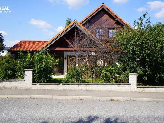 Schön gepflegtes Fertigteilhaus mit Carport und Wintergarten