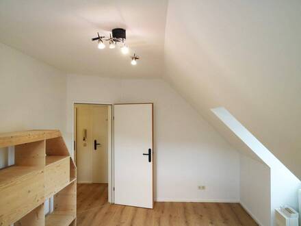 Ruhige, 2 Zimmer Dachgeschoss Wohnung