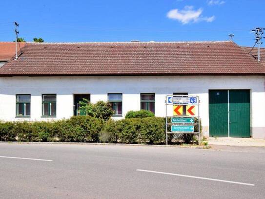 BAUERNHAUS in typisch WEINVIERTLER "L" FORM mit Toreinfahrt