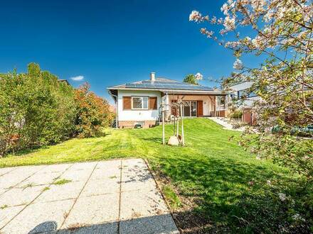 Herrlicher Bungalow in Topzustand mit Pool, Garage, Keller in südseitige Ruhelage