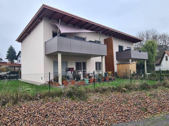 Neuwertige Erdgeschosswohnung mit überdachtem Zugang samt sonnigen Eigengarten, Sonnenterrasse und Carport