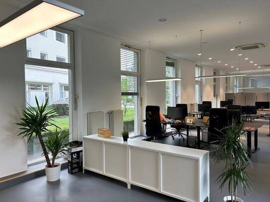 Modernes Büro mit Cafeteria & Parkplätzen