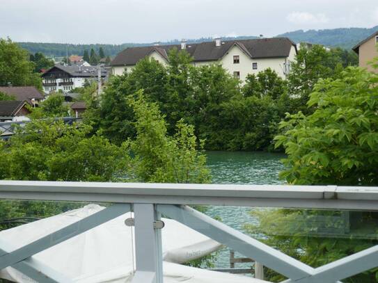 Einfamilienhaus am Wasser mit Bootszufahrt