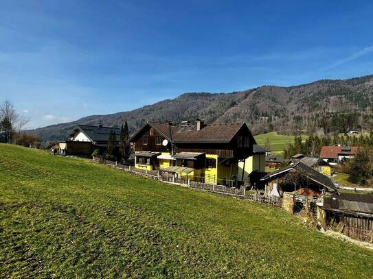 Zwischen Mondsee und Attersee: Charmantes Wohnhaus für zwei Familien in idyllischer Lage