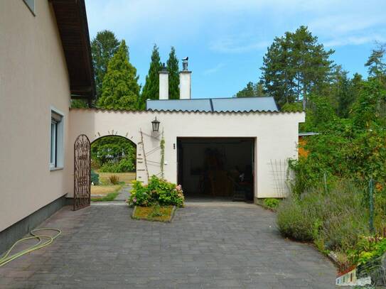 Bungalow am Waldrand mit Garage und Nebengebäuden - Wassernutzungsrecht