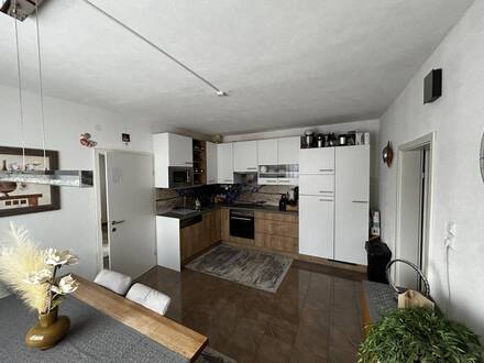 Vollsaniertes modernes Wohnhaus mit Nebengebäude u. Garage