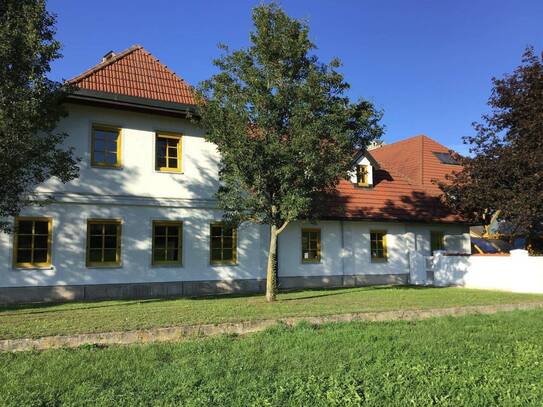 Landanwesen mit Büro-Nebengebäude, Schwimmbad, Bilderbuch-Garten, Parkplätze