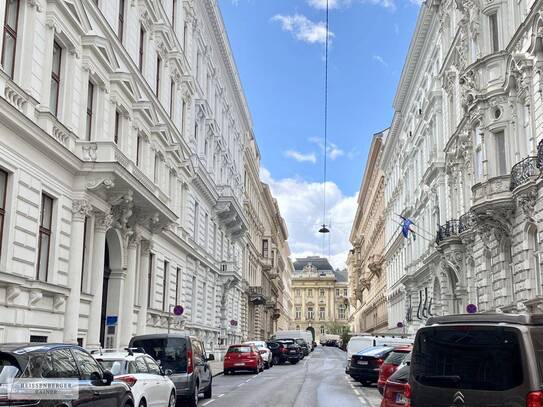 PRÄCHTIGER STILALTBAU IN BESTER LAGE /// ERSTBEZUG, TOLLER GRUNDRISS, 2 EINGÄNGE