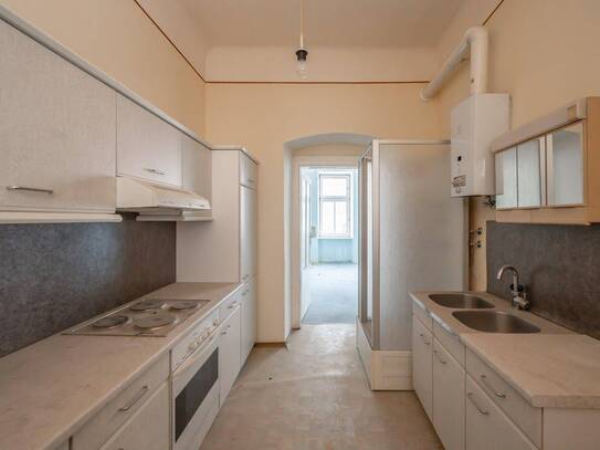 ++Q18++ Renovation-required 1-room old building flat with great conversion potential