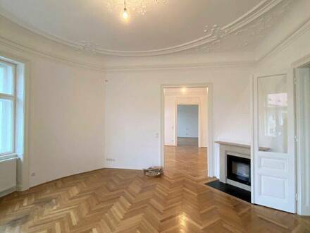 Prachtvolle voll renovierte Altbauwohnung mit Stuck / Attractive apartment in top location