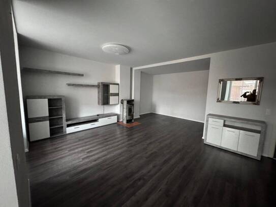 Große 3-Zimmer-WHG mit 111 m² Wfl. mit Balkon im 1. Liftstock