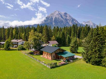 Traditionelles Tiroler Holzhaus in idyllischer Lage mit Doppel-Carport und Bergblick