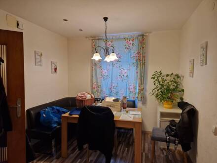 AUSBAUFÄHIGES WOHNHAUS IN HERRLICHER RUHELAGE MIT HALLE UND GROSSEM BAULAND-AGRARGEBIET GRUNDSTÜCK