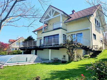 Luxuriöses Einfamilienhaus mit Doppelgarage, liebevoller Gartengestaltung und Swimmingpool in Aussichtslage