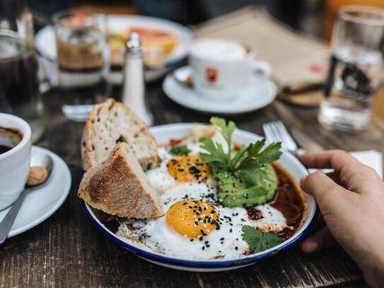 COOLES TRENDY CAFEHAUS & FRÜHSTÜCKS- & MITTAGSLOKAL MIT EIGENER PATTISERIE