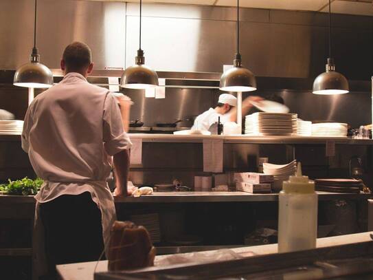 Gut frequentierte Gastronomieeinheit in modernem Büro- und Geschäftshaus