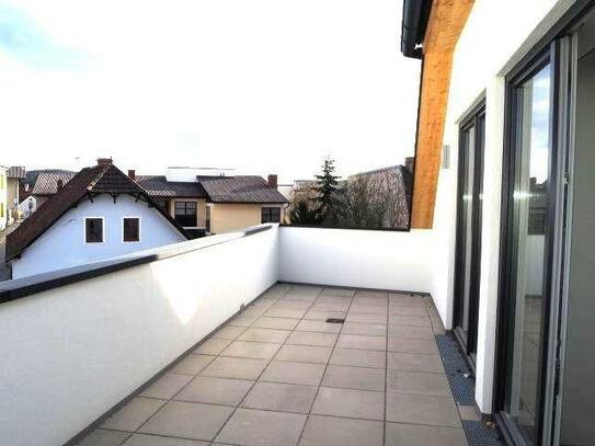 ERSTBEZUG - NEU AUSGEBAUTE DACHGESCHOSSWOHNUNG MIT TERRASSE