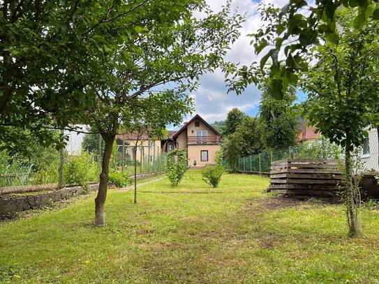 Mehrere Generationen finden in diesen beiden Häusern in Weiten viel Platz nebst Garten vor!