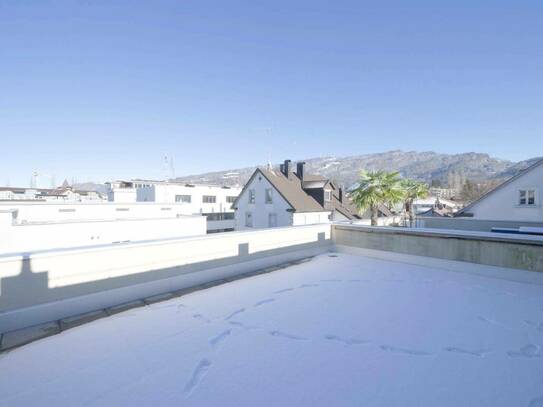 Zweistöckige, helle Wohnung mit großer Terrasse in Seenähe