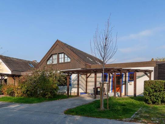 Renovierungsbedürftiges Haus mit Grundstück am Wasser im Segelhafen West zu verkaufen