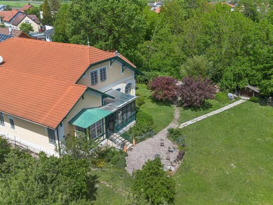 Landschaftliche Idylle: Historisches, französisches Jagd-Chalet mit eigenem Park in absoluter Ruhelage